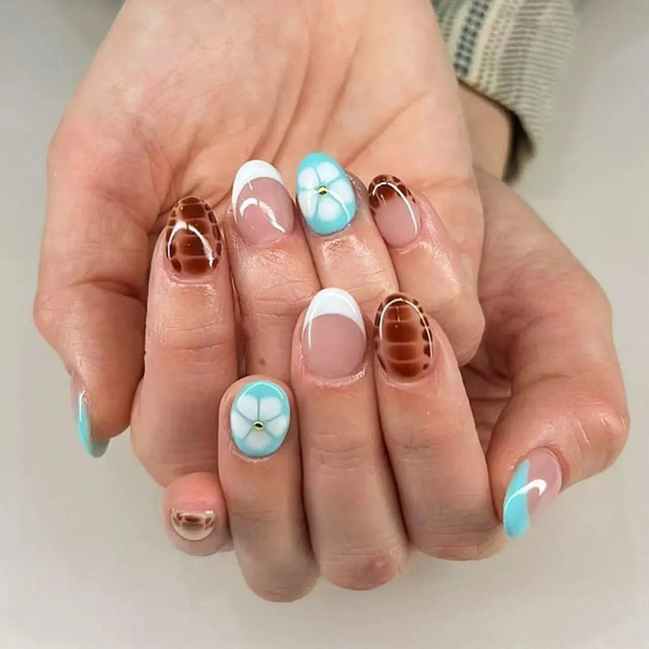 24pcs White Flower Fake Nail Tips Ins Yellow Pink Blush False Nails Wearable Full Cover European Almond Shaped Press on Nails Tech Triumph Shop