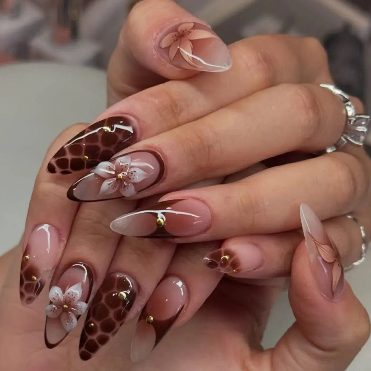 24pcs White Flower Fake Nail Tips Ins Yellow Pink Blush False Nails Wearable Full Cover European Almond Shaped Press on Nails Tech Triumph Shop