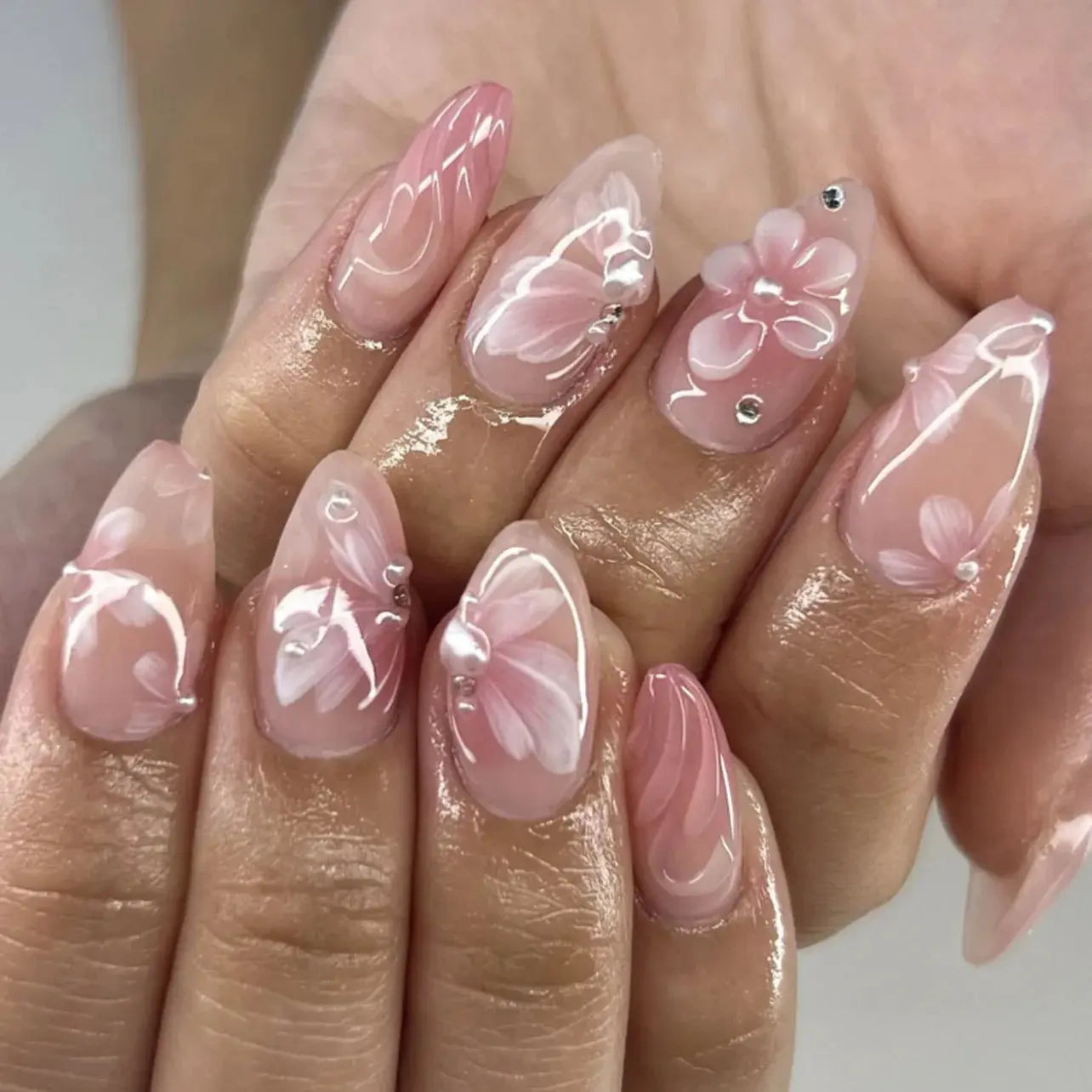 24pcs White Flower Fake Nail Tips Ins Yellow Pink Blush False Nails Wearable Full Cover European Almond Shaped Press on Nails Tech Triumph Shop