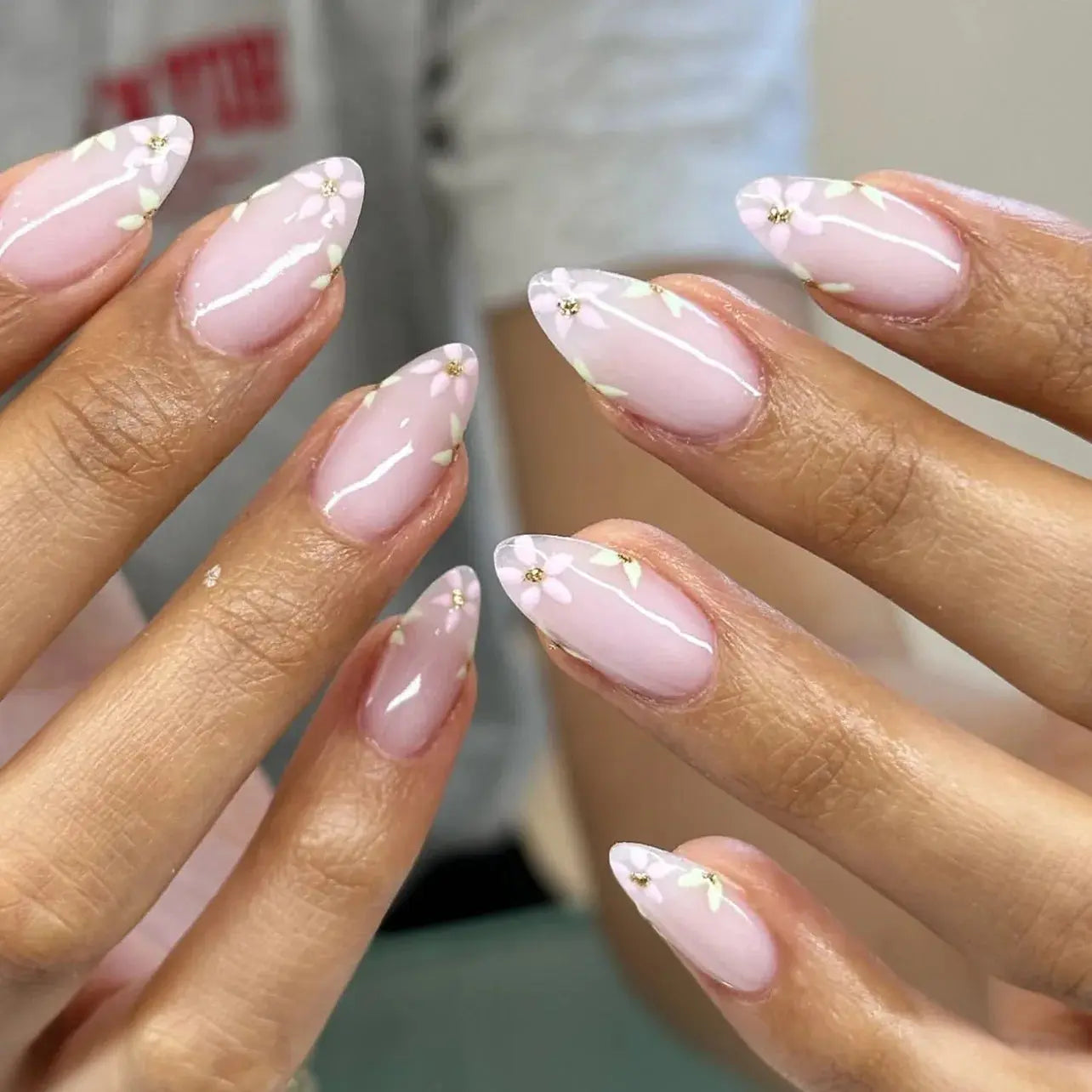 24pcs White Flower Fake Nail Tips Ins Yellow Pink Blush False Nails Wearable Full Cover European Almond Shaped Press on Nails Tech Triumph Shop