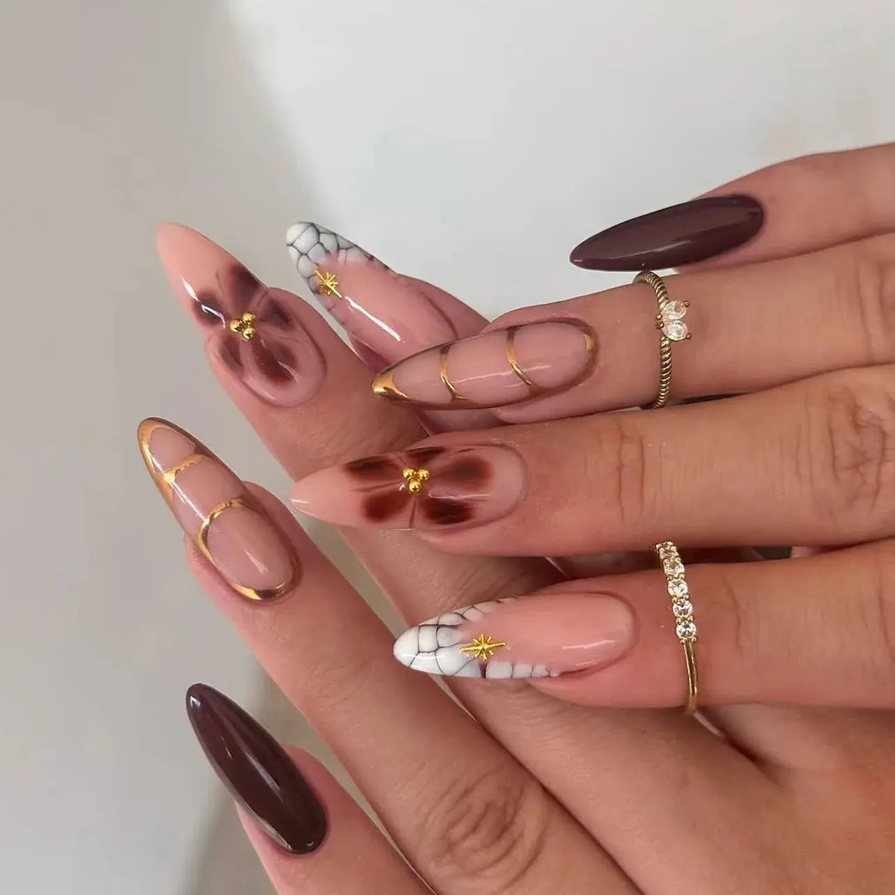 24pcs White Flower Fake Nail Tips Ins Yellow Pink Blush False Nails Wearable Full Cover European Almond Shaped Press on Nails Tech Triumph Shop