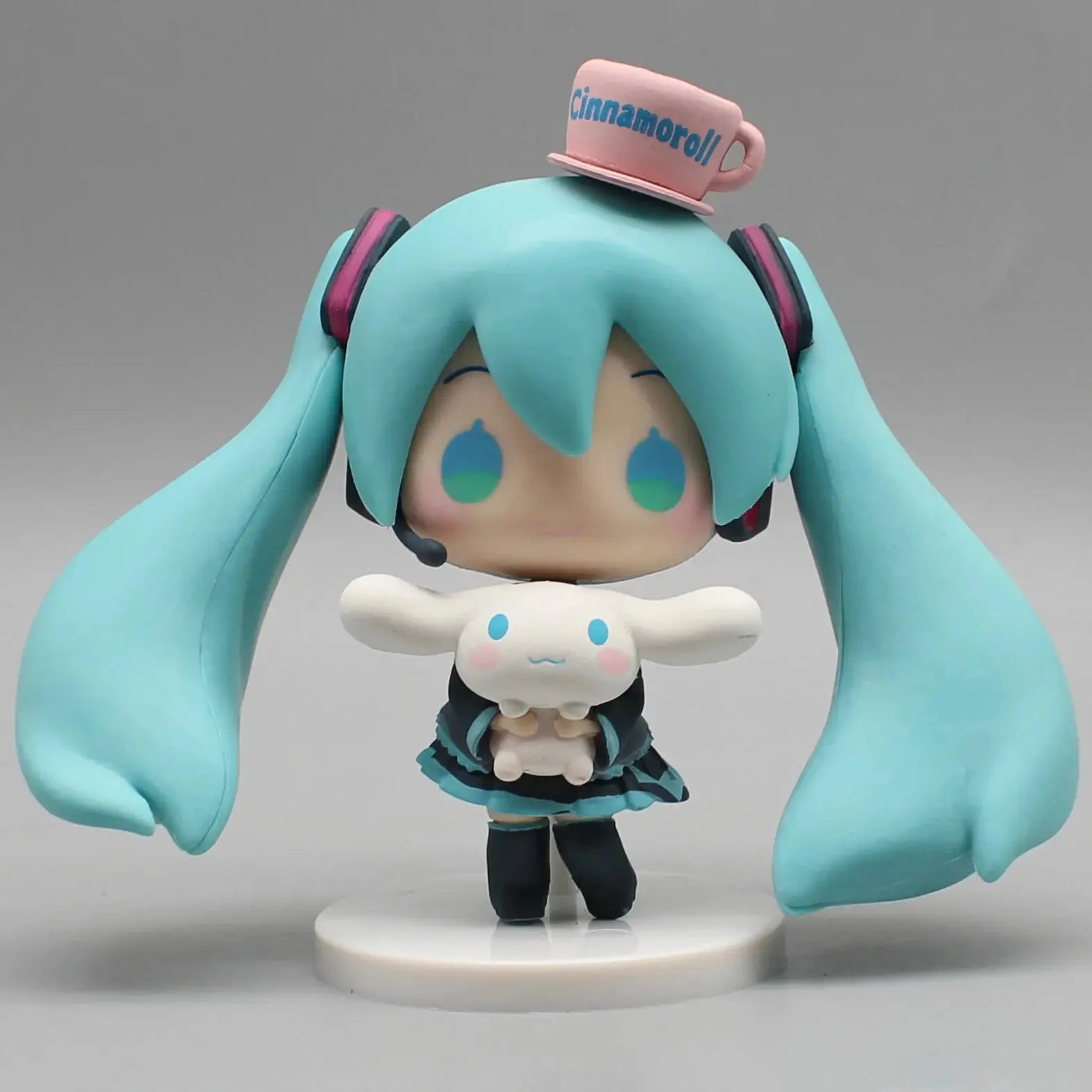 Hatsune Miku Anime Figurine Holding Cinnamoroll Bean Eyed Kawaii Tabletop Decorations Action Figures Doll Model Children ToyGift Tech Triumph Shop