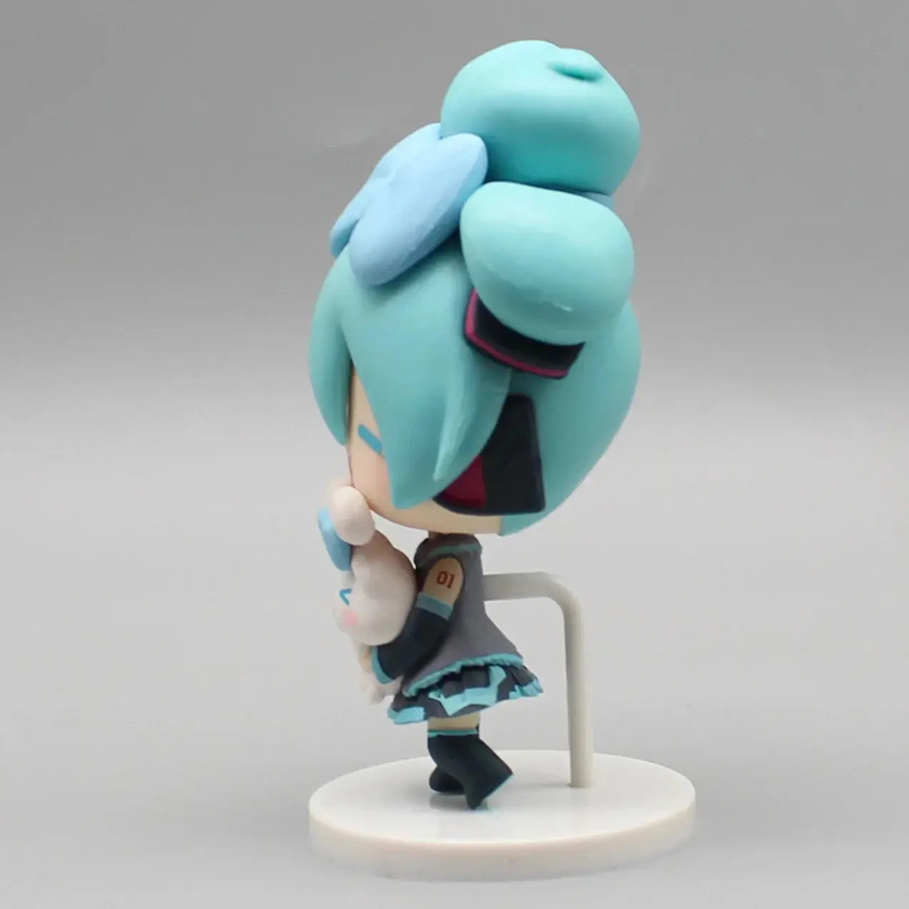 Hatsune Miku Anime Figurine Holding Cinnamoroll Bean Eyed Kawaii Tabletop Decorations Action Figures Doll Model Children ToyGift Tech Triumph Shop