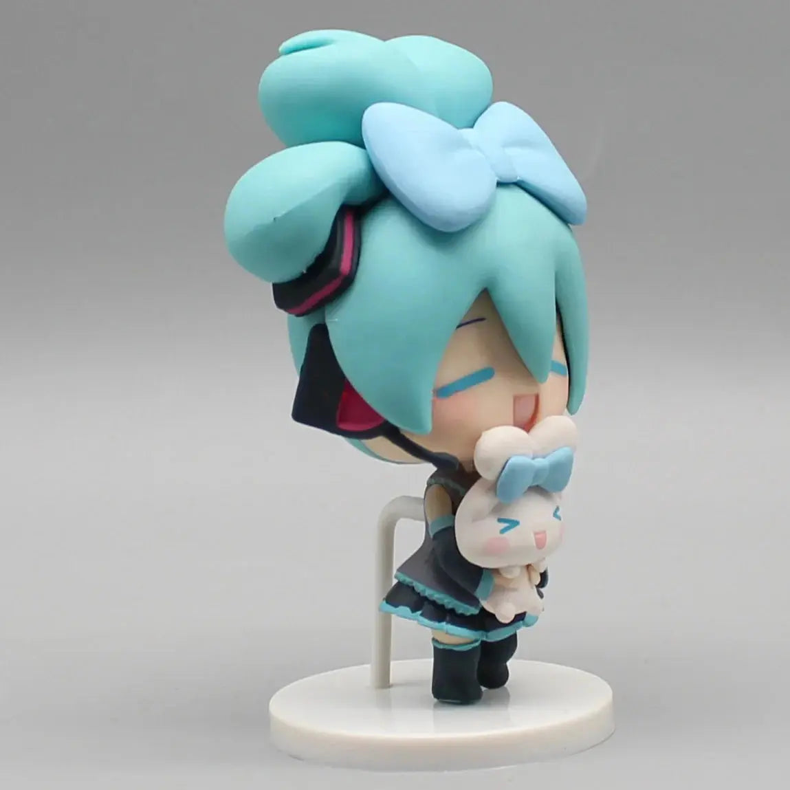 Hatsune Miku Anime Figurine Holding Cinnamoroll Bean Eyed Kawaii Tabletop Decorations Action Figures Doll Model Children ToyGift Tech Triumph Shop