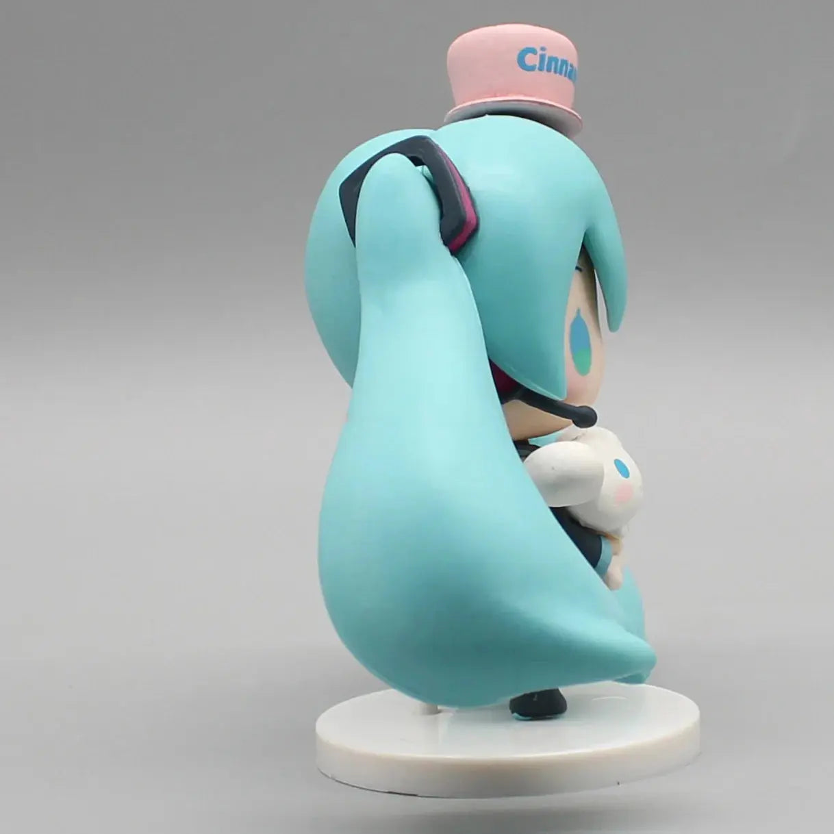 Hatsune Miku Anime Figurine Holding Cinnamoroll Bean Eyed Kawaii Tabletop Decorations Action Figures Doll Model Children ToyGift Tech Triumph Shop